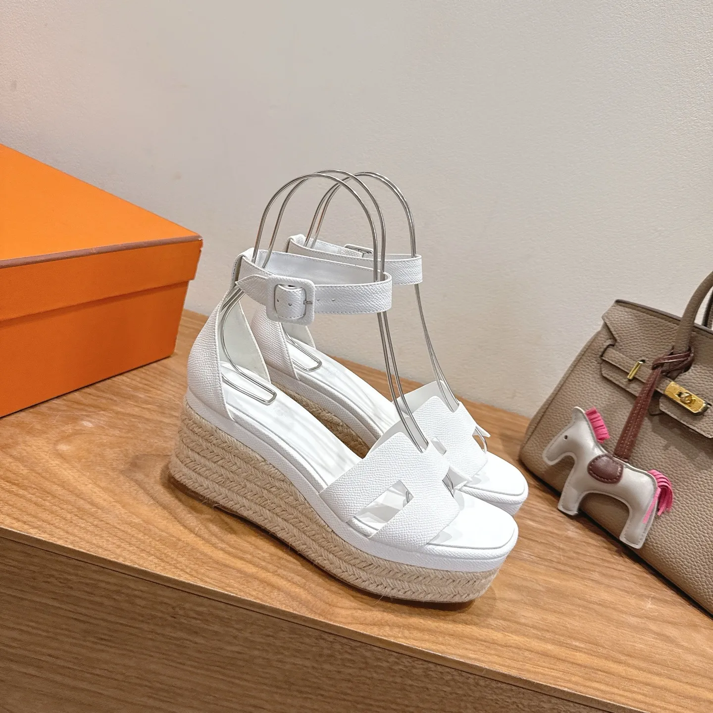 👟👟Ex-factory price 720👟👟 Hermes... a Eclair 2025 new color + popular series, the version is super positive, with a certain thickness, which makes the legs longer! Breathable, comfortable calfskin, spring and summer color matching, this item is both beautiful and comfortable! Channel supply code size: 35-39 can be ordered as 40.41 with airplane box ➕20